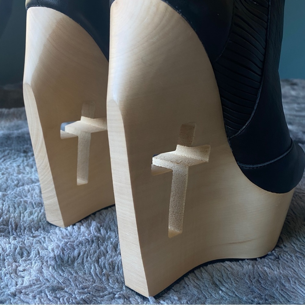 Grey City Slash Wood Cutout Wedges - Picture 4 of 11